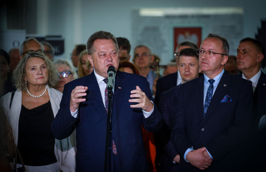 Otwarcie wystawy przygotowanej przez Oddział Instytutu Pamięci Narodowej w Białymstoku „…i nigdy nie wrócili do domu. Alfabet Obławy Augustowskiej” w Sejmie Rzeczypospolitej Polskiej – 9 lipca 2025. Na zdjęciu zastępca prezesa IPN dr hab. Karol Polejowski, poseł na sejm RP Jarosław Zieliński, fot. Paula Prudziłowicz (IPN)