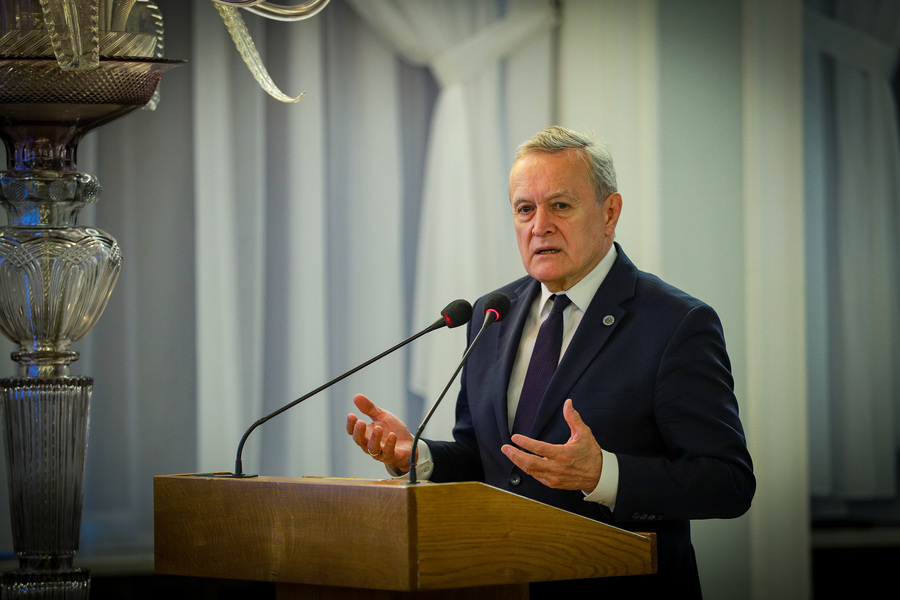 Otwarcie wystawy przygotowanej przez Oddział Instytutu Pamięci Narodowej w Białymstoku „…i nigdy nie wrócili do domu. Alfabet Obławy Augustowskiej” w Sejmie Rzeczypospolitej Polskiej – 9 lipca 2025. Na zdjęciu poseł na sejm RP Piotr Gliński,  fot. Paula Prudziłowicz (IPN)