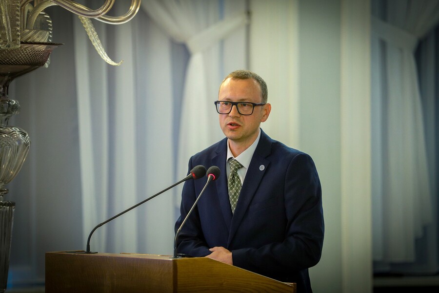 Otwarcie wystawy przygotowanej przez Oddział Instytutu Pamięci Narodowej w Białymstoku „…i nigdy nie wrócili do domu. Alfabet Obławy Augustowskiej” w Sejmie Rzeczypospolitej Polskiej – 9 lipca 2025. Na zdjęciu Jarosław Wasilewski, fot. Paula Prudziłowicz (IPN)