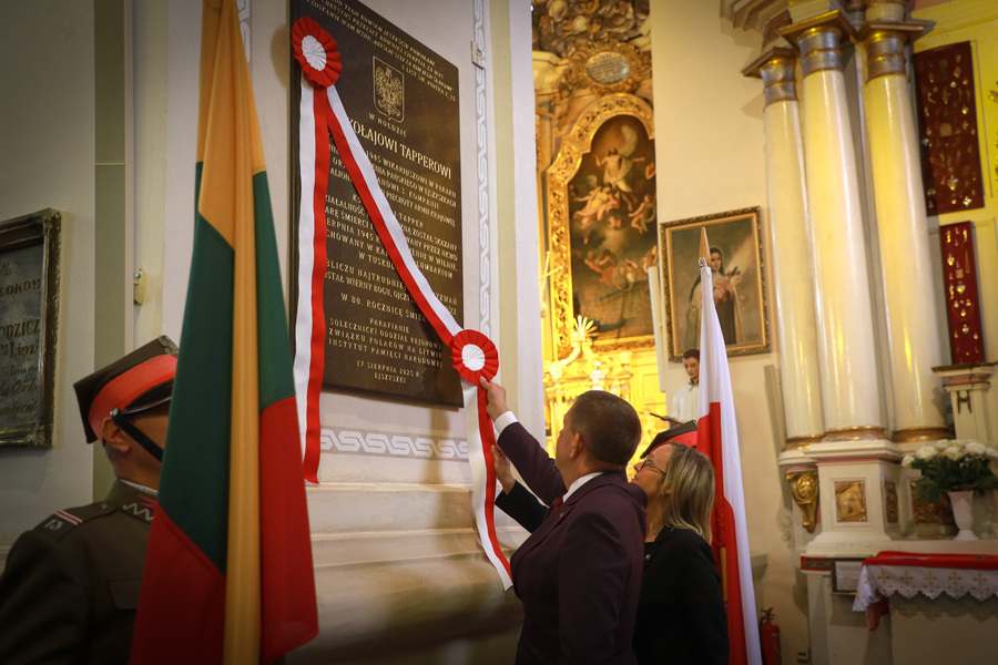 Odsłonięcie tablicy upamiętniającej ks. Mikołaja Tappera - Ejszyszki, 17 sierpnia 2025, fot. Katarzyna Dojs