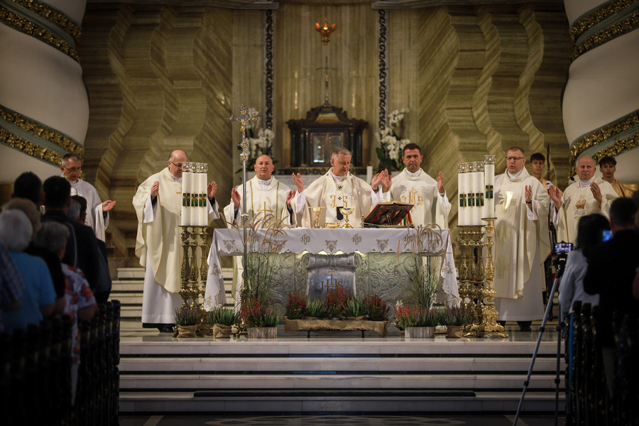 Odsłonięcie tablicy upamiętniającej 29 katolickich kapelanów katyńskich – 1 września 2025, fot. Paula Prudziłowicz (IPN)