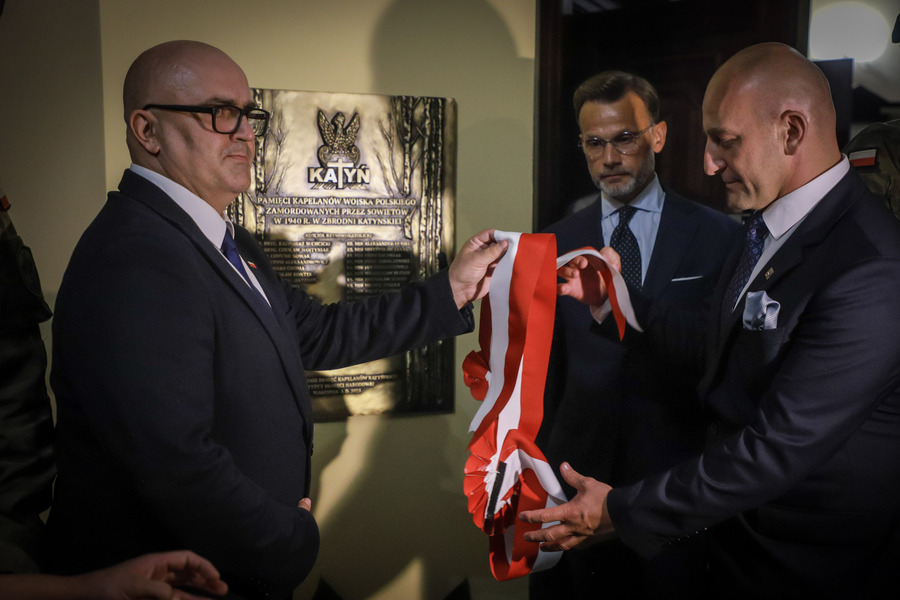 Odsłonięcie tablicy upamiętniającej 29 katolickich kapelanów katyńskich – 1 września 2025, fot. Paula Prudziłowicz (IPN)