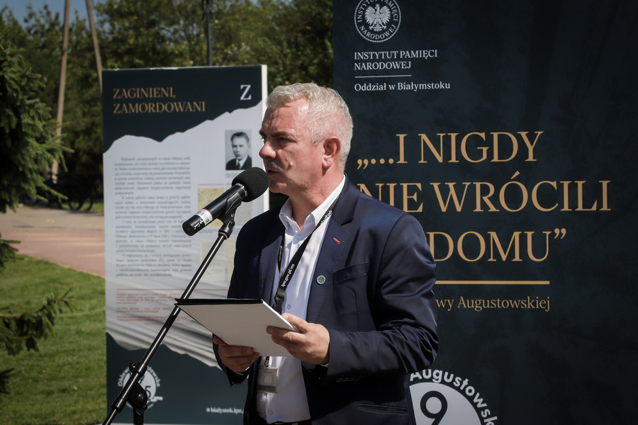 Otwarcie wystawy „…i nigdy nie wrócili do domu. Alfabet Obławy Augustowskiej” autorstwa Jarosława Wasilewskiego w Sokółce – 2 września 2025, fot. Paula Prudziłowicz (IPN)