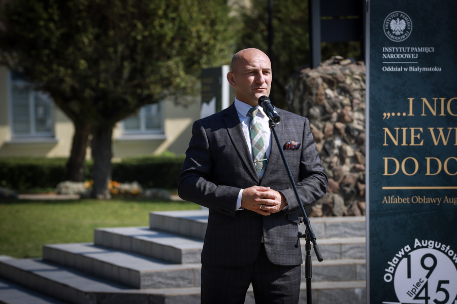 Otwarcie wystawy „…i nigdy nie wrócili do domu. Alfabet Obławy Augustowskiej” autorstwa Jarosława Wasilewskiego w Sokółce – 2 września 2025, fot. Paula Prudziłowicz (IPN)