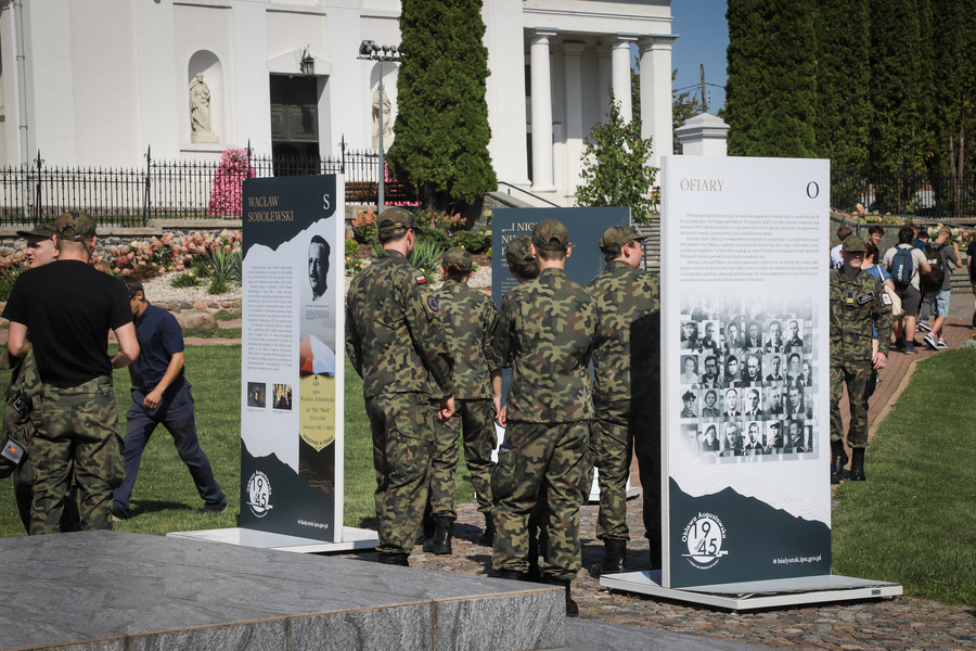 Otwarcie wystawy „…i nigdy nie wrócili do domu. Alfabet Obławy Augustowskiej” autorstwa Jarosława Wasilewskiego w Sokółce – 2 września 2025, fot. Paula Prudziłowicz (IPN)