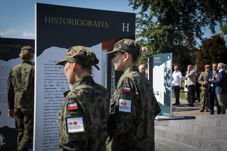 Otwarcie wystawy „…i nigdy nie wrócili do domu. Alfabet Obławy Augustowskiej” autorstwa Jarosława Wasilewskiego w Sokółce – 2 września 2025, fot. Paula Prudziłowicz (IPN)