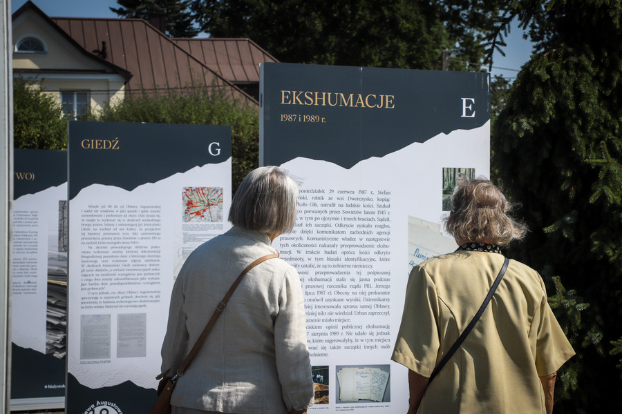 Otwarcie wystawy „…i nigdy nie wrócili do domu. Alfabet Obławy Augustowskiej” autorstwa Jarosława Wasilewskiego w Sokółce – 2 września 2025, fot. Paula Prudziłowicz (IPN)