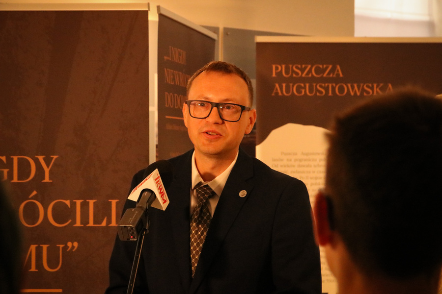 Otwarcie wystawy „…i nigdy nie wrócili do domu. Alfabet Obławy Augustowskiej” autorstwa Jarosława Wasilewskiego w Sejnach – 17 września 2025, fot. Damian Trzeciak (IPN)