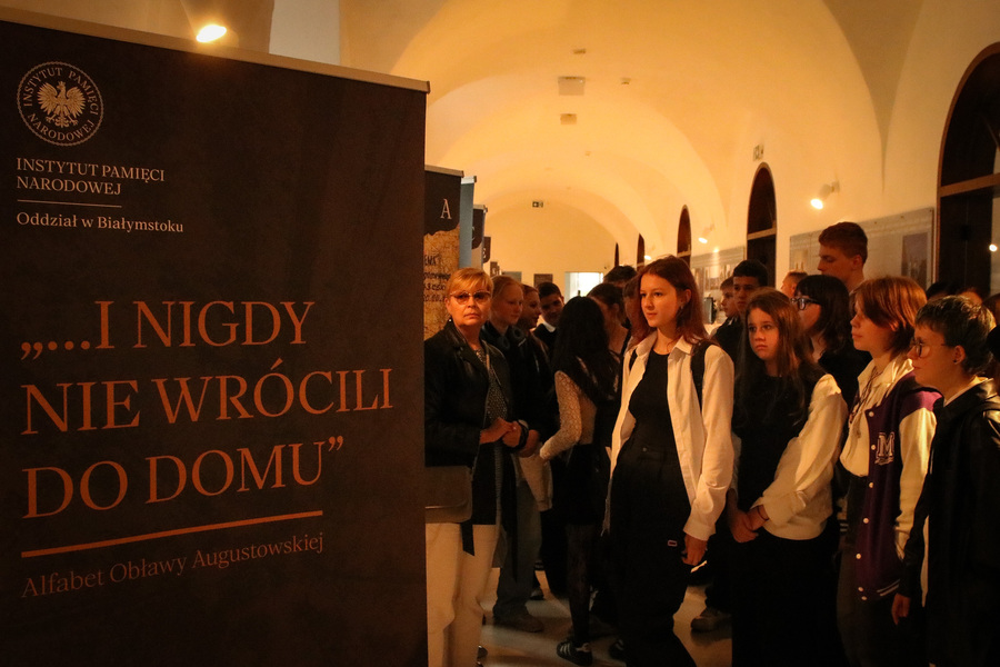 Otwarcie wystawy „…i nigdy nie wrócili do domu. Alfabet Obławy Augustowskiej” autorstwa Jarosława Wasilewskiego w Sejnach – 17 września 2025, fot. Damian Trzeciak (IPN)