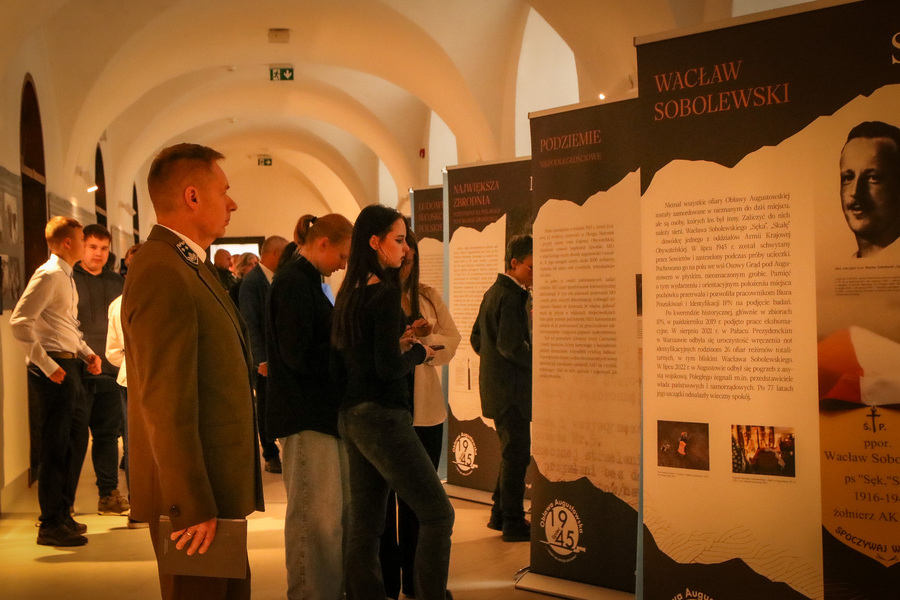 Otwarcie wystawy „…i nigdy nie wrócili do domu. Alfabet Obławy Augustowskiej” autorstwa Jarosława Wasilewskiego w Sejnach – 17 września 2025, fot. Damian Trzeciak (IPN)