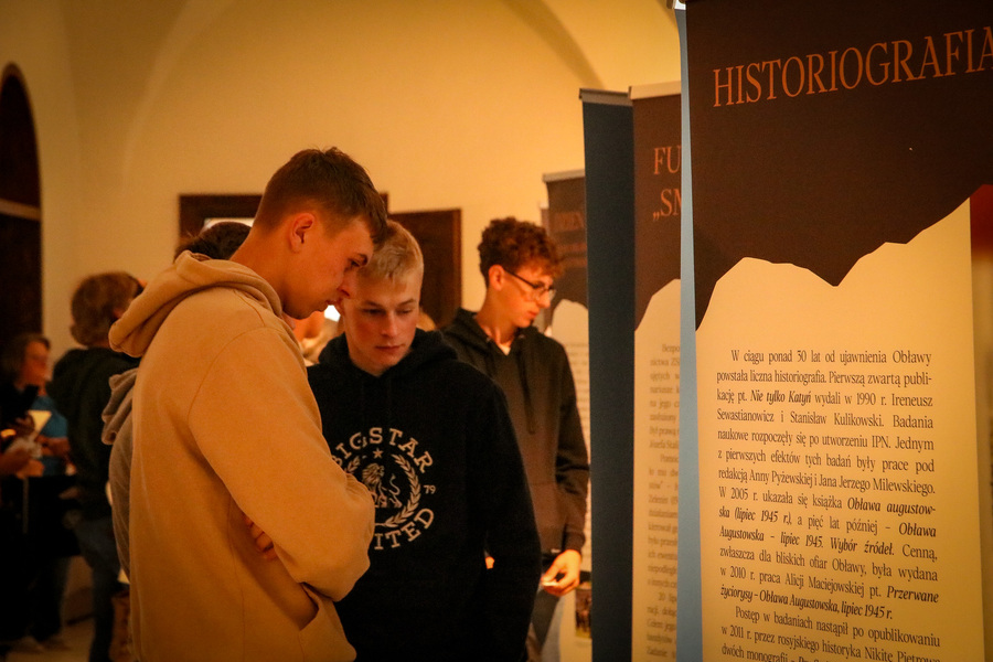 Otwarcie wystawy „…i nigdy nie wrócili do domu. Alfabet Obławy Augustowskiej” autorstwa Jarosława Wasilewskiego w Sejnach – 17 września 2025, fot. Damian Trzeciak (IPN)