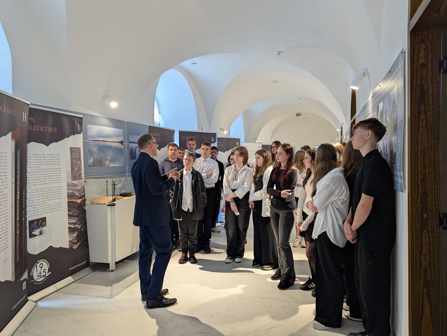 Otwarcie wystawy „…i nigdy nie wrócili do domu. Alfabet Obławy Augustowskiej” autorstwa Jarosława Wasilewskiego w Sejnach – 17 września 2025, fot. Damian Trzeciak (IPN)