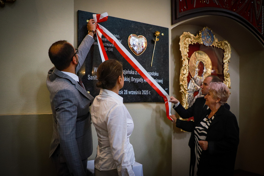 Odsłonięcie „Serca dla Inki” w Sanktuarium Maryjnym w Różanymstoku – wyjątkowego upamiętnienia Danuty Siedzikówny „Inki”, sanitariuszki 5. Wileńskiej Brygady Armii Krajowej – 28 września 2025, fot.  Paula Prudziłowicz (IPN)