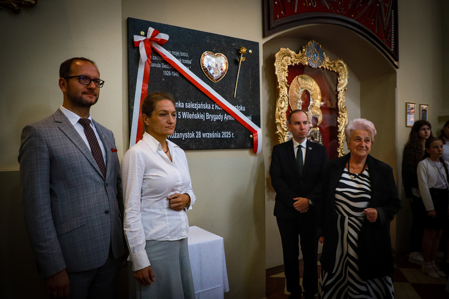 Odsłonięcie „Serca dla Inki” w Sanktuarium Maryjnym w Różanymstoku – wyjątkowego upamiętnienia Danuty Siedzikówny „Inki”, sanitariuszki 5. Wileńskiej Brygady Armii Krajowej – 28 września 2025, fot.  Paula Prudziłowicz (IPN)