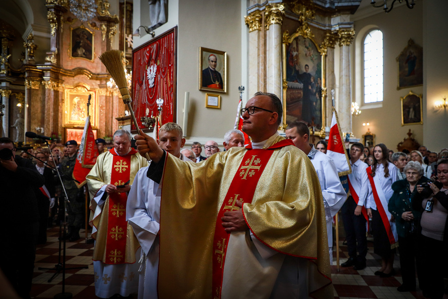 Odsłonięcie „Serca dla Inki” w Sanktuarium Maryjnym w Różanymstoku – wyjątkowego upamiętnienia Danuty Siedzikówny „Inki”, sanitariuszki 5. Wileńskiej Brygady Armii Krajowej – 28 września 2025, fot.  Paula Prudziłowicz (IPN)