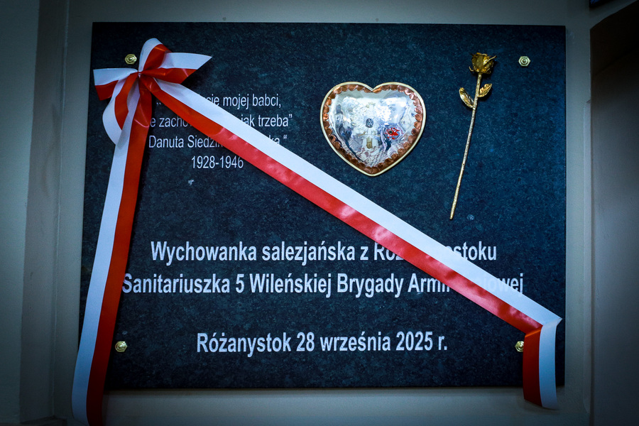 Odsłonięcie „Serca dla Inki” w Sanktuarium Maryjnym w Różanymstoku – wyjątkowego upamiętnienia Danuty Siedzikówny „Inki”, sanitariuszki 5. Wileńskiej Brygady Armii Krajowej – 28 września 2025, fot.  Paula Prudziłowicz (IPN)