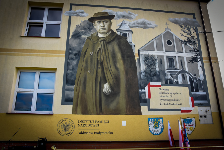 Odsłonięcie muralu upamiętniającego ks. Rocha Modzelewskiego w Zespole Szkolno-Przedszkolnym w Nowych Piekutach – 29 września 2025, fot. Katarzyna Dojs (IPN)