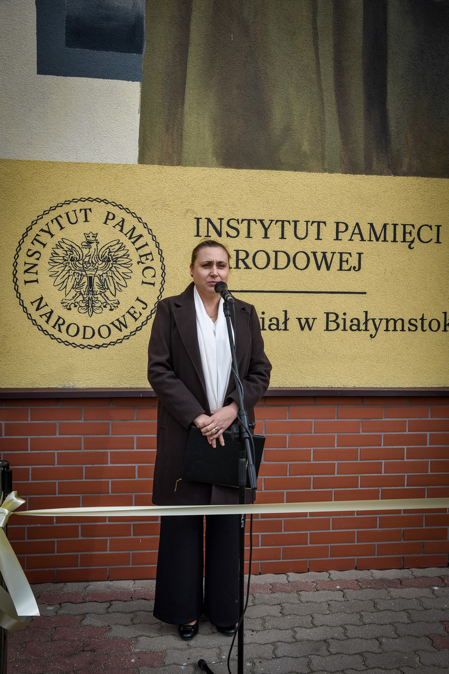 Odsłonięcie muralu upamiętniającego ks. Rocha Modzelewskiego w Zespole Szkolno-Przedszkolnym w Nowych Piekutach – 29 września 2025, fot. Katarzyna Dojs (IPN)