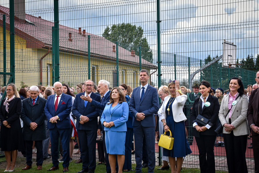 Odsłonięcie muralu upamiętniającego ks. Rocha Modzelewskiego w Zespole Szkolno-Przedszkolnym w Nowych Piekutach – 29 września 2025, fot. Katarzyna Dojs (IPN)