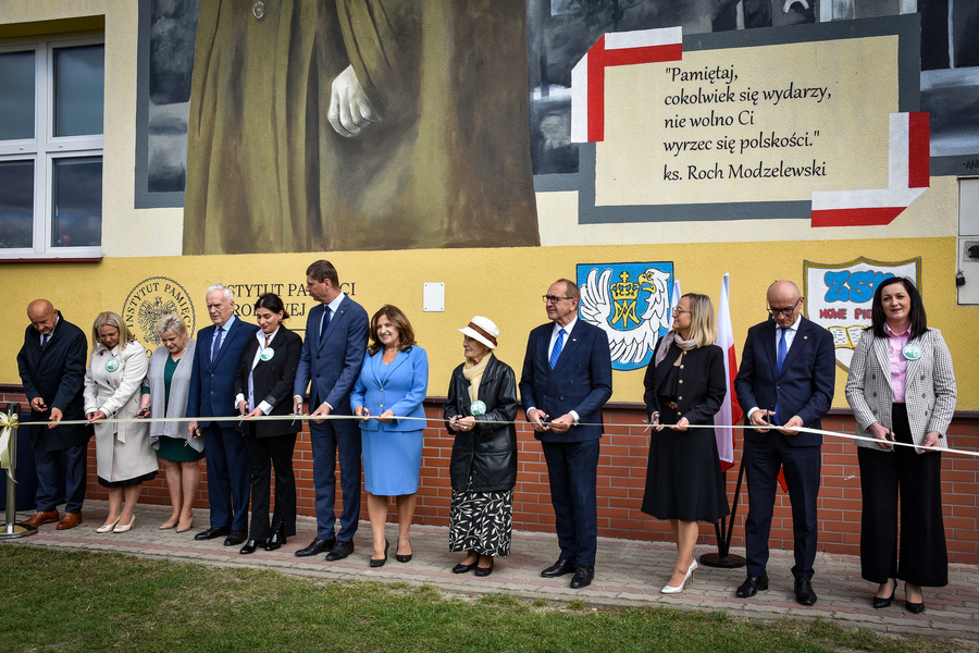 Odsłonięcie muralu upamiętniającego ks. Rocha Modzelewskiego w Zespole Szkolno-Przedszkolnym w Nowych Piekutach – 29 września 2025, fot. Katarzyna Dojs (IPN)