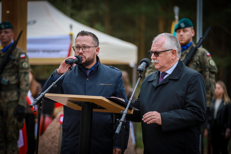 Uroczystość odsłonięcia tablicy upamiętniającej mieszkańców wsi Kapice i Sośnia, zamordowanych przez Niemców podczas pacyfikacji we wrześniu 1944 r. – 30 września 2025, fot. Paula Prudziłowicz (IPN)