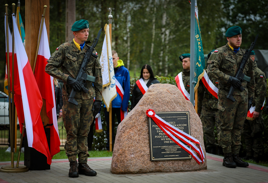 Uroczystość odsłonięcia tablicy upamiętniającej mieszkańców wsi Kapice i Sośnia, zamordowanych przez Niemców podczas pacyfikacji we wrześniu 1944 r. – 30 września 2025, fot. Paula Prudziłowicz (IPN)
