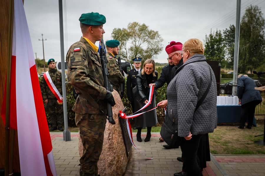 Uroczystość odsłonięcia tablicy upamiętniającej mieszkańców wsi Kapice i Sośnia, zamordowanych przez Niemców podczas pacyfikacji we wrześniu 1944 r. – 30 września 2025, fot. Paula Prudziłowicz (IPN)