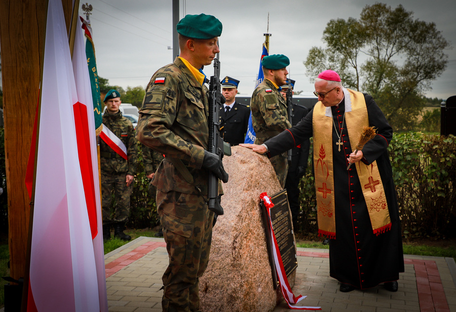 Uroczystość odsłonięcia tablicy upamiętniającej mieszkańców wsi Kapice i Sośnia, zamordowanych przez Niemców podczas pacyfikacji we wrześniu 1944 r. – 30 września 2025, fot. Paula Prudziłowicz (IPN)