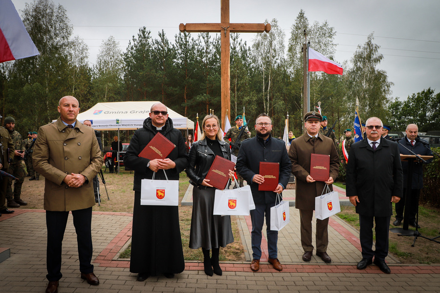 Uroczystość odsłonięcia tablicy upamiętniającej mieszkańców wsi Kapice i Sośnia, zamordowanych przez Niemców podczas pacyfikacji we wrześniu 1944 r. – 30 września 2025, fot. Paula Prudziłowicz (IPN)