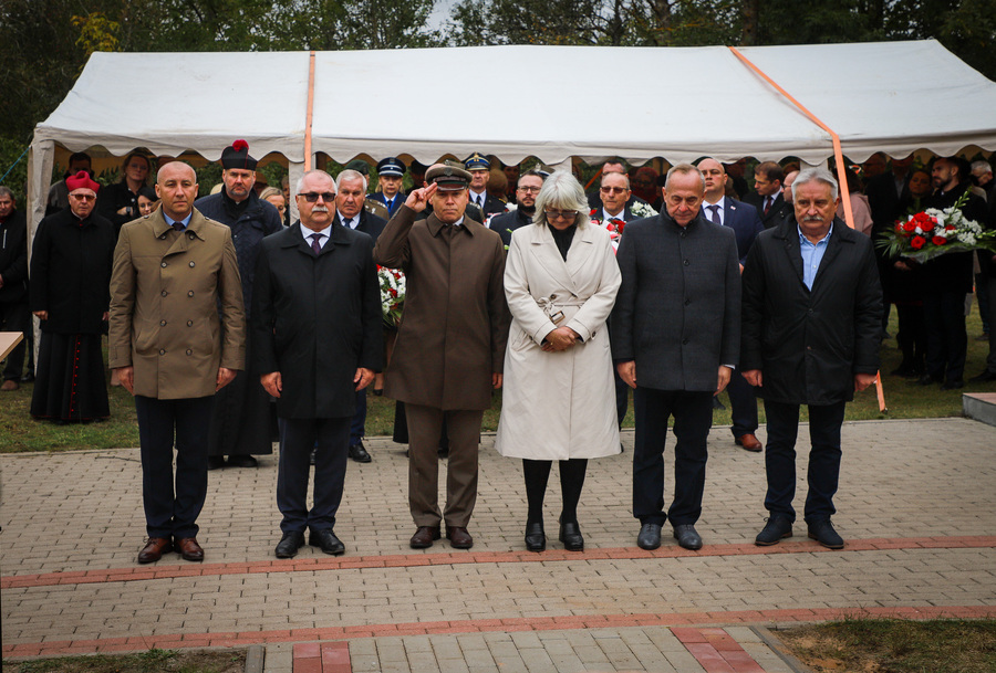 Uroczystość odsłonięcia tablicy upamiętniającej mieszkańców wsi Kapice i Sośnia, zamordowanych przez Niemców podczas pacyfikacji we wrześniu 1944 r. – 30 września 2025, fot. Paula Prudziłowicz (IPN)