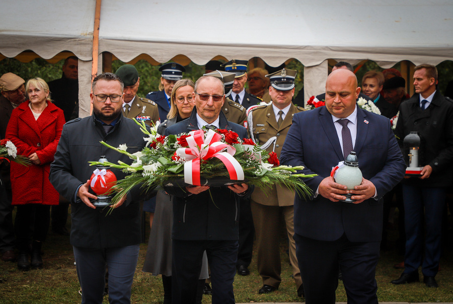 Uroczystość odsłonięcia tablicy upamiętniającej mieszkańców wsi Kapice i Sośnia, zamordowanych przez Niemców podczas pacyfikacji we wrześniu 1944 r. – 30 września 2025, fot. Paula Prudziłowicz (IPN)