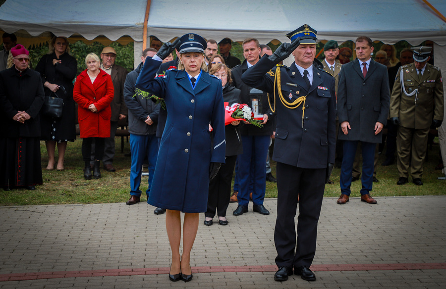 Uroczystość odsłonięcia tablicy upamiętniającej mieszkańców wsi Kapice i Sośnia, zamordowanych przez Niemców podczas pacyfikacji we wrześniu 1944 r. – 30 września 2025, fot. Paula Prudziłowicz (IPN)