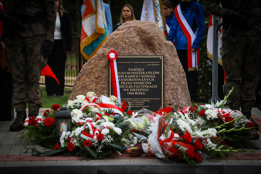 Uroczystość odsłonięcia tablicy upamiętniającej mieszkańców wsi Kapice i Sośnia, zamordowanych przez Niemców podczas pacyfikacji we wrześniu 1944 r. – 30 września 2025, fot. Paula Prudziłowicz (IPN)