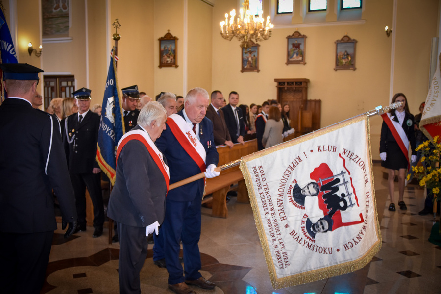 Odsłonięcie muralu upamiętniającego ks. Rocha Modzelewskiego w Zespole Szkolno-Przedszkolnym w Nowych Piekutach – 29 września 2025, fot. Katarzyna Dojs (IPN)