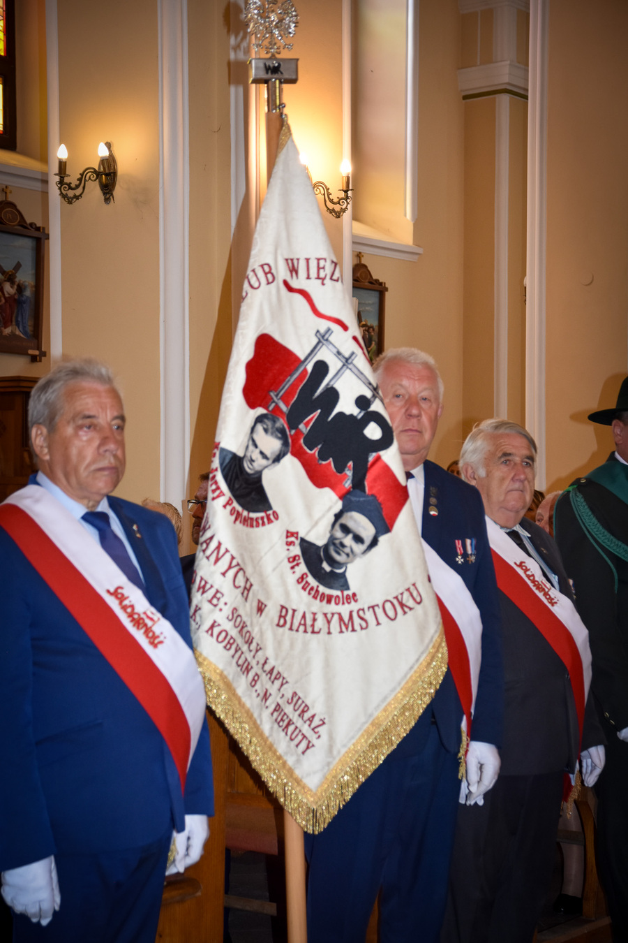 Odsłonięcie muralu upamiętniającego ks. Rocha Modzelewskiego w Zespole Szkolno-Przedszkolnym w Nowych Piekutach – 29 września 2025, fot. Katarzyna Dojs (IPN)