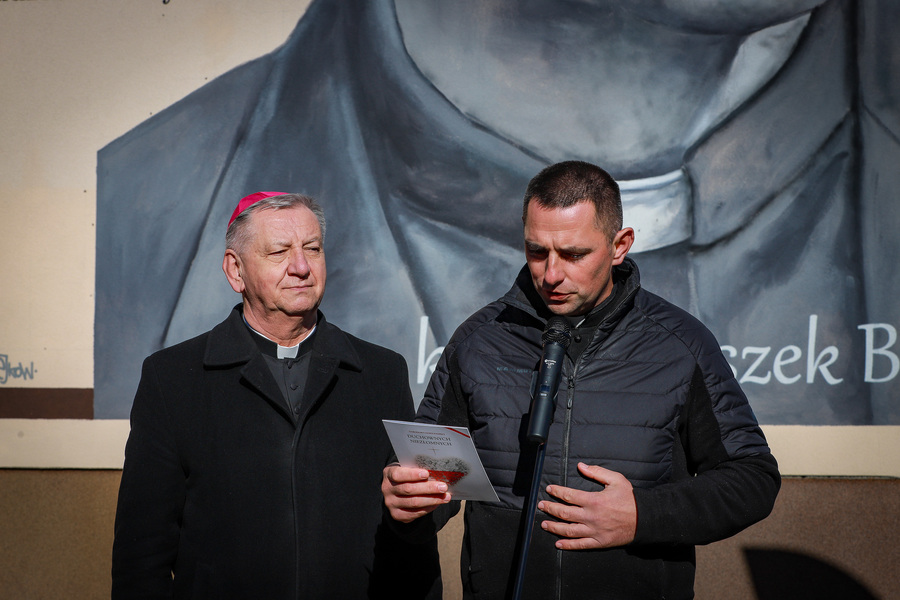 Narodowy Dzień Duchownych Niezłomnych – odsłonięcie muralu upamiętniającego ks. Franciszka Blachnickiego (24.03.1921–27.02.1987) ufundowanego przez Instytut Pamięci Narodowej – 19 października 2025, fot. Paula Prudziłowicz (IPN)