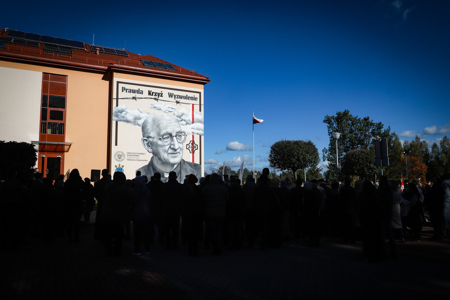 Narodowy Dzień Duchownych Niezłomnych – odsłonięcie muralu upamiętniającego ks. Franciszka Blachnickiego (24.03.1921–27.02.1987) ufundowanego przez Instytut Pamięci Narodowej – 19 października 2025, fot. Paula Prudziłowicz (IPN)