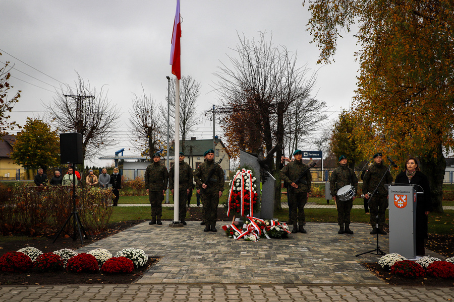 Uroczystość odsłonięcia i poświęcenia upamiętnienia ku czci Mieszkańców Gminy Świercze, walczących, poległych i zamordowanych w czasie II wojny światowej – 10 listopada 2025 Nazwa, fot. Paula Prudziłowicz (IPN)