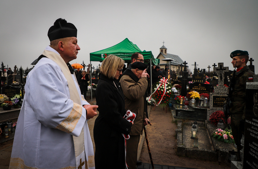 Uroczyste odsłonięcie i poświęcenie pomnika żołnierzy Wojska Polskiego na cmentarzu parafialnym w Dąbrowie Białostockiej – 16 listopada 2025, fot. Paula Prudziłowicz (IPN)