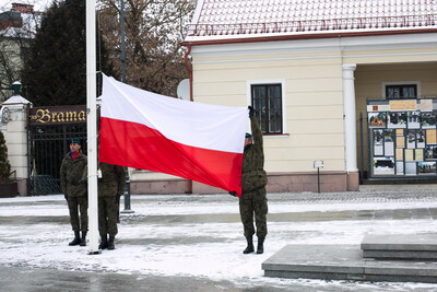 Przy dźwiękach Mazurka Dąbrowskiego wciągnięto na maszt flagę narodową, fot. Justyna Gawrońska