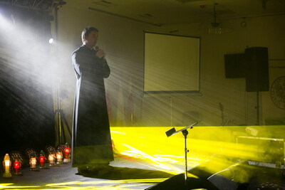 Koncert Fundacji „Lampa”, recytacja ks. Marka Solniczka z parafii w Knyszynie, fot. Justyna Gawrońska