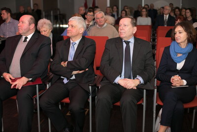 Od lewej siedzą: dr hab. Piotr Kardela, dyrektor Oddziału IPN, Wojewoda Podlaski Bohdan Paszkowski i Konsul Generalny RP w Grodnie dr Jarosław Książek z małżonką, fot. Justyna Gawrońska
