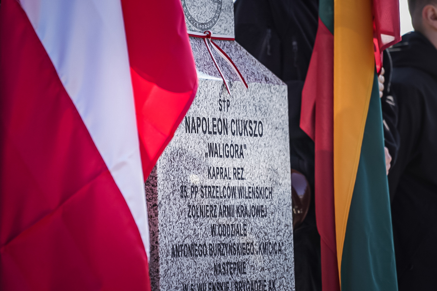 Uroczystość oznaczenia i poświęcenia pomnika nagrobnego kpr. Napoleona Ciukszy ps. „Waligóra” – żołnierza Armii Krajowej w Powiewiórce na Litwie – 21 marca 2026, fot. Mateusz Niegowski (IPN)