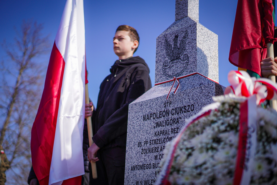 Uroczystość oznaczenia i poświęcenia pomnika nagrobnego kpr. Napoleona Ciukszy ps. „Waligóra” – żołnierza Armii Krajowej w Powiewiórce na Litwie – 21 marca 2026, fot. Mateusz Niegowski (IPN)