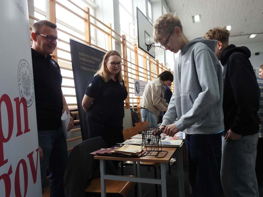 Udział Oddziału Instytutu Pamięci Narodowej w Białymstoku w targach edukacyjnych zorganizowanych na terenie II LO im. Księżnej Anny z Sapiehów Jabłonowskiej w Białymstoku – 8 kwietnia 2026, fot. Patrycja Sanejko (IPN)