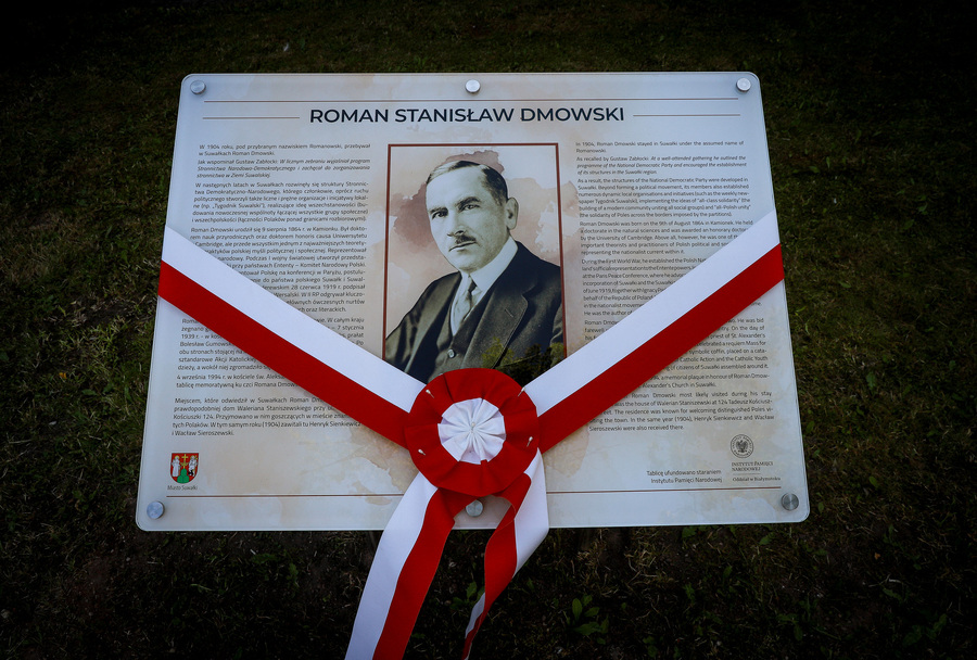 Uroczystość odsłonięcia tablicy upamiętniającej wizytę Romana Dmowskiego – jednego z Ojców Niepodległości w Suwałkach – 29 czerwca 2026, fot. Paula Prudziłowicz (IPN)