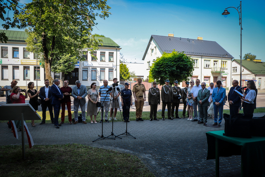 Uroczystość odsłonięcia tablicy upamiętniającej wizytę Romana Dmowskiego – jednego z Ojców Niepodległości w Suwałkach – 29 czerwca 2026, fot. Paula Prudziłowicz (IPN)