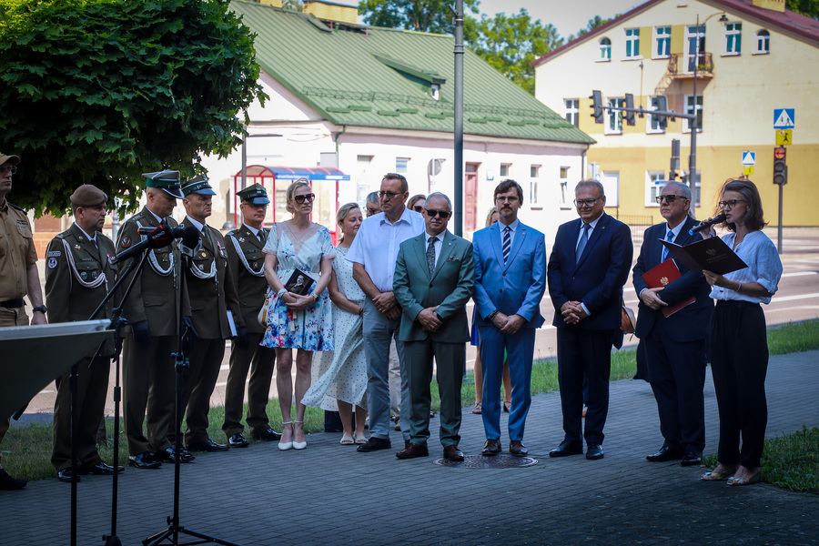 Uroczystość odsłonięcia tablicy upamiętniającej wizytę Romana Dmowskiego – jednego z Ojców Niepodległości w Suwałkach – 29 czerwca 2026, fot. Paula Prudziłowicz (IPN)