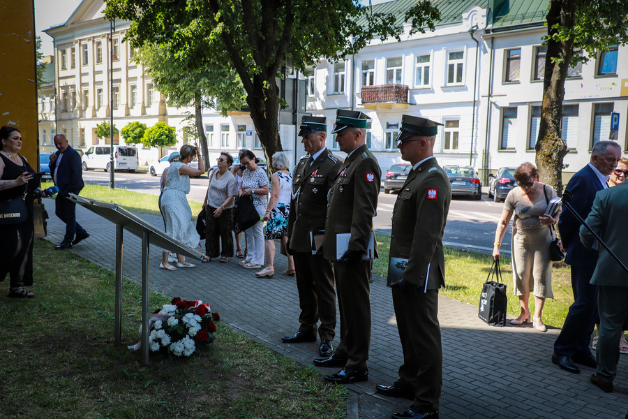 Uroczystość odsłonięcia tablicy upamiętniającej wizytę Romana Dmowskiego – jednego z Ojców Niepodległości w Suwałkach – 29 czerwca 2026, fot. Paula Prudziłowicz (IPN)
