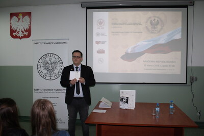 Dr Paweł Warot prezentuje indeks słuchacza Akademii Niepodległości